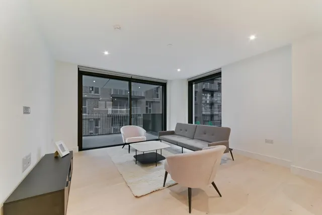 Prince of Wales Drive, London, SW11, photo 1