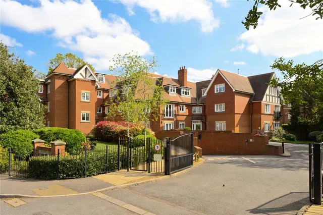 Bridgewater Road, Weybridge, Surrey, KT13 0ER, photo 1