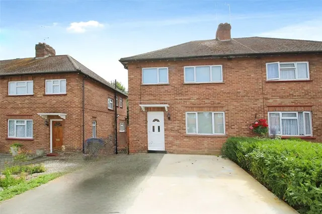 Ripley Avenue, Egham, TW20, photo 1
