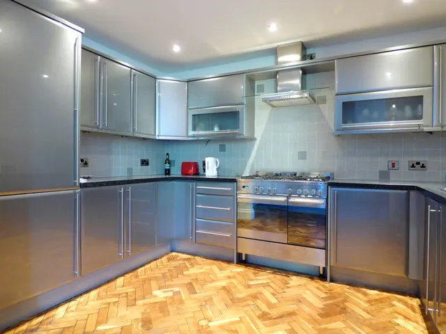 The Gieves Apartments, The Hard, PO1, photo 1