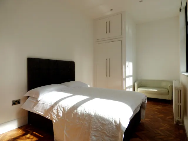The Gieves Apartments, The Hard, PO1, photo 2