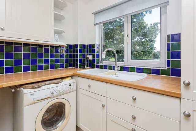 Photo 3 — Viewfield Close, Harrow