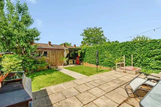 Photo 2 — Hillcrest Close, Crawley