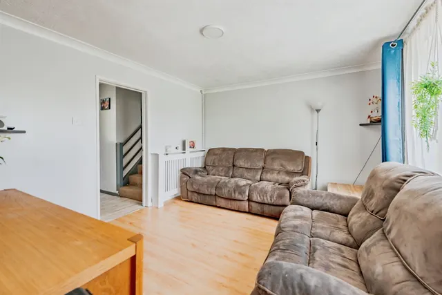 Photo 3 — Hillcrest Close, Crawley