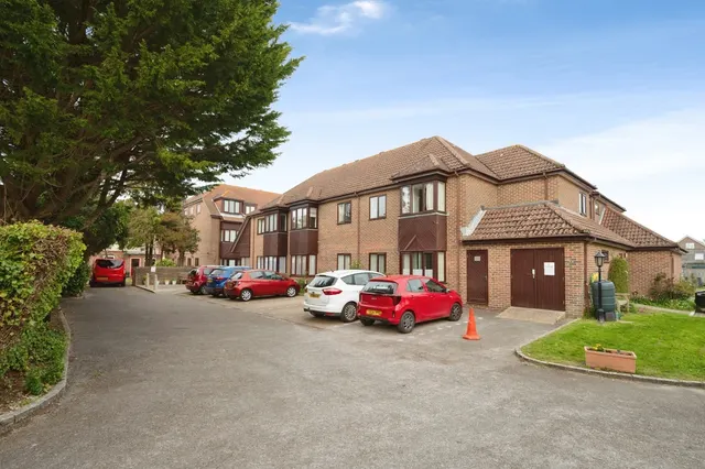 Staunton Avenue, Hayling Island, PO11, photo 1
