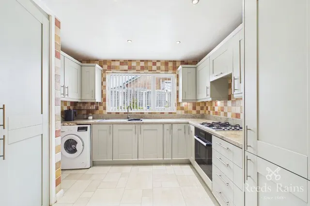 Photo 3 — Windsor Walk, South Anston, South Yorkshire, S25
