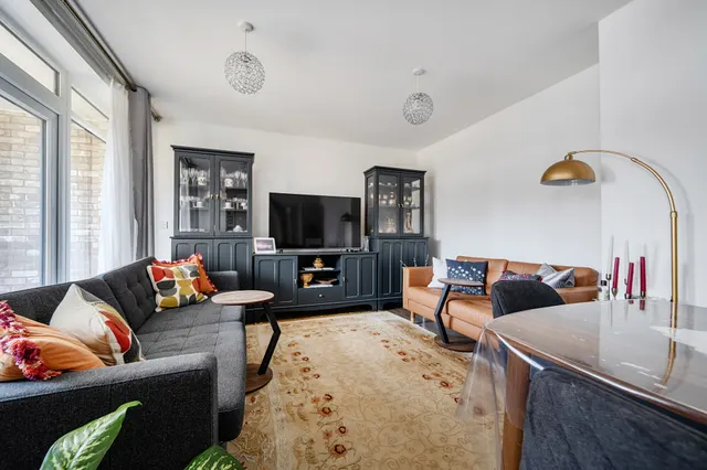 2 Dollis Valley Drive, High Barnet, EN5, photo 1