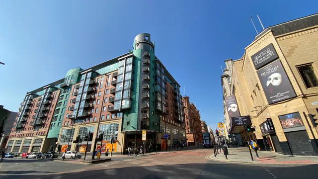 W3, Whitworth Street West, photo 1