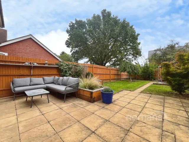 Skylark Place, Badshot Lea, GU9, photo 2