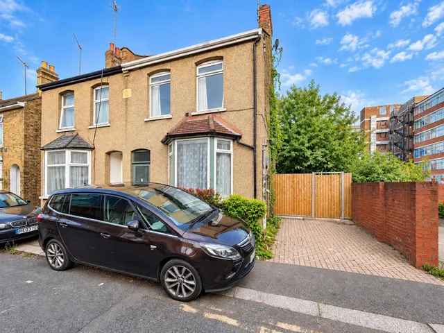 Semi-Detached For SaleUpton Road, Hounslow, TW3, photo 1