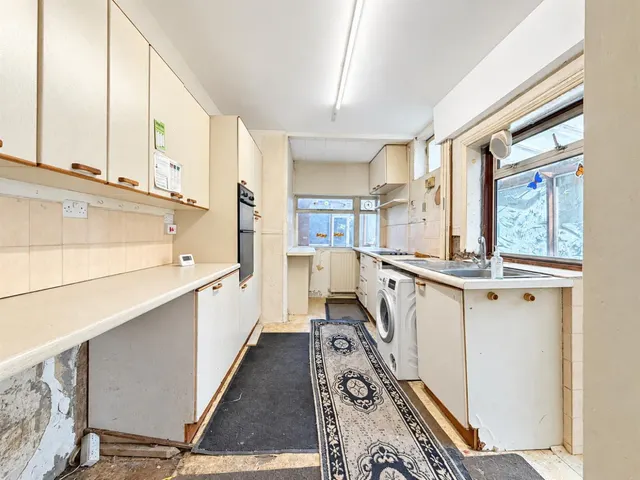 Semi-Detached For SaleUpton Road, Hounslow, TW3, photo 3