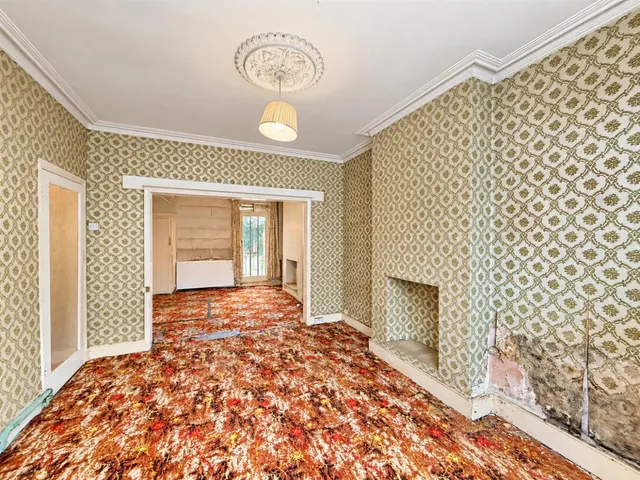 Semi-Detached For SaleUpton Road, Hounslow, TW3, photo 2