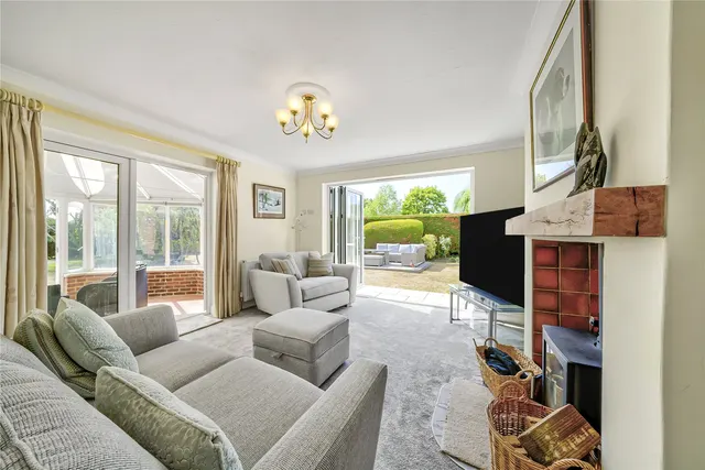 sq ft Family Home — 24ft Sitting Room, Hot Tub, photo 2
