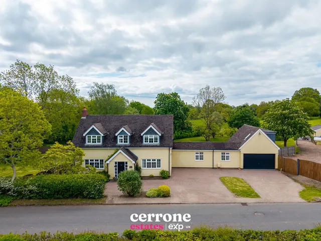 5 bedroom house — Brook Road, Fairfield, Bromsgrove, B61 9JZ
