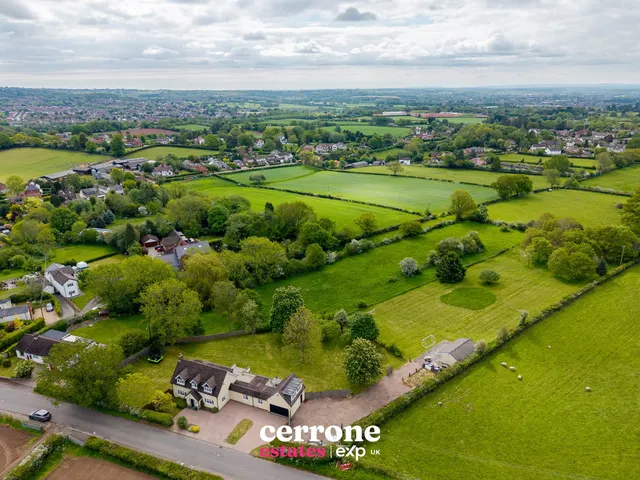 Photo 2 — Brook Road, Fairfield, Bromsgrove, B61 9JZ