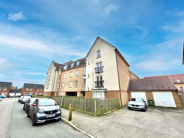 Design Drive, Dunstable LU6 1FS, photo 1