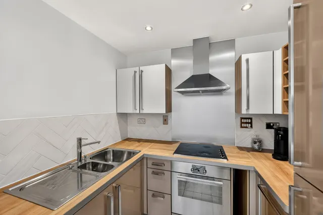 Blackwall Way, London, E14, photo 3
