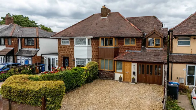4 bedroom house — Bridge Cross Road, Burntwood, WS7 2DA