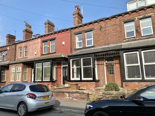 Kirkstall Avenue, LEEDS, photo 1