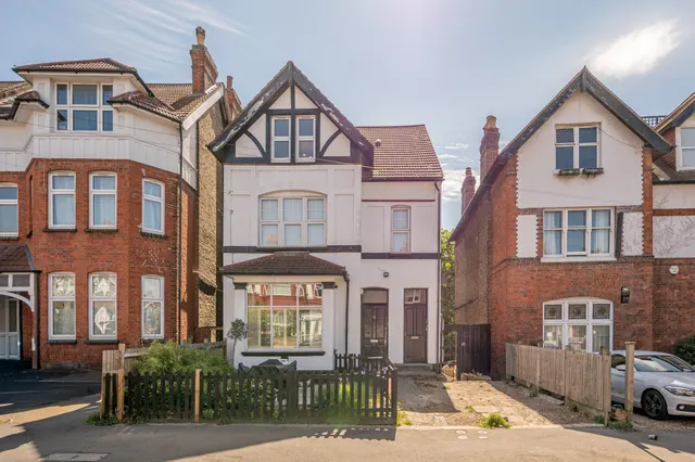 Photo 3 — 53b Babington Road, London