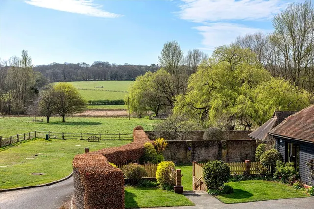 Photo 3 — The Barns, Shackleford, Godalming, Surrey, GU8 6BU