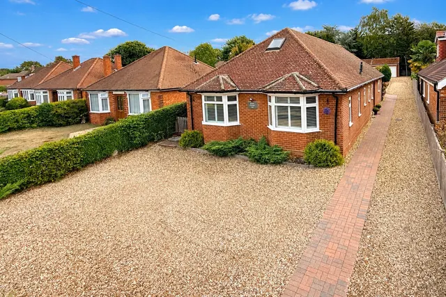 Hazel Avenue, Farnborough, Hampshire, GU14 0HA, photo 1