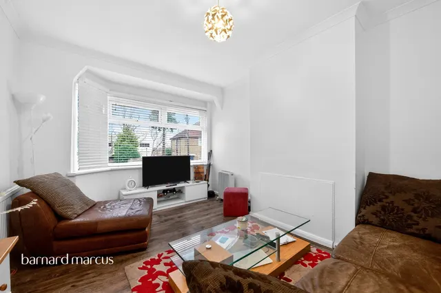 Photo 3 — Oakleigh Close, London
