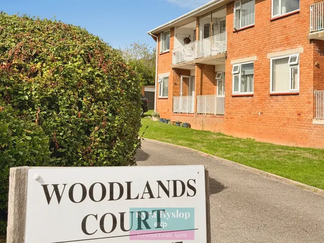 2 bedroom flat — Hulham Road, Exmouth, EX8 4RA