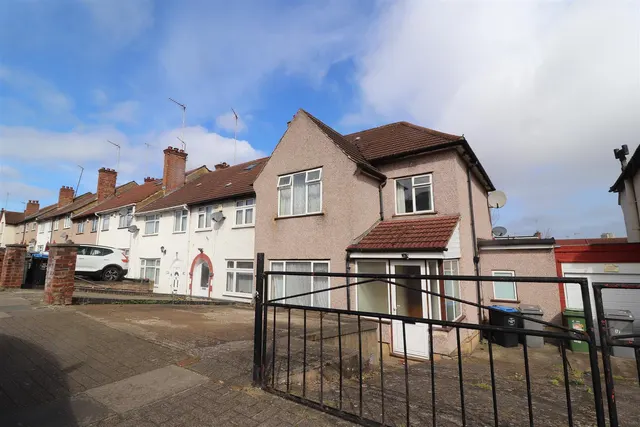 Crest Road, Neasden, NW2, photo 1