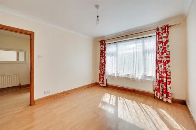 Crest Road, Neasden, NW2, photo 3