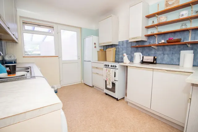 Compton Place, Carpenders Park, WD19, photo 3