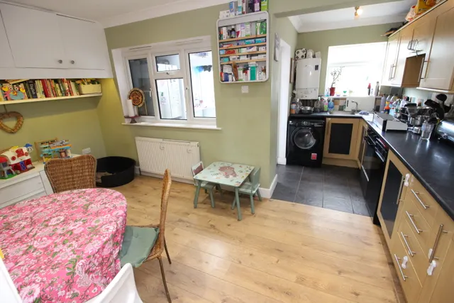 Photo 3 — Pembury Avenue, WORCESTER PARK, Surrey, Worcester Park, KT48BU