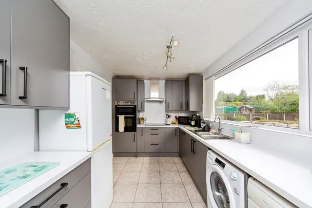 Lyndale Avenue, Eastham, CH62, photo 3