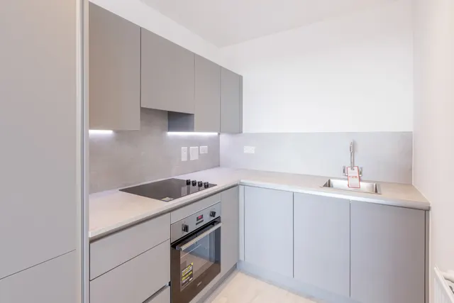 Shearwater Drive, NW9, photo 2