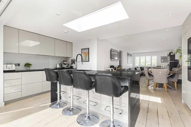 Kings Terrace, TW7, photo 3