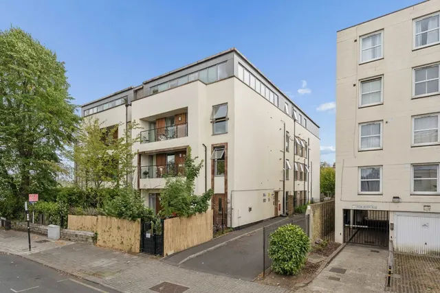 Old Devonshire Road, SW12, photo 1