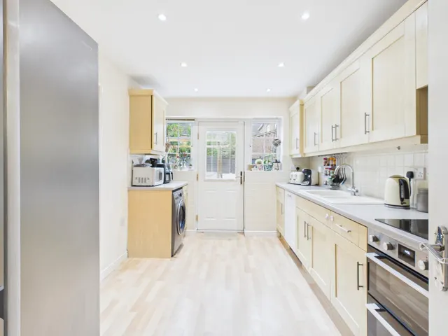 Photo 3 — Causton Road, Beggarwood, Basingstoke, RG22