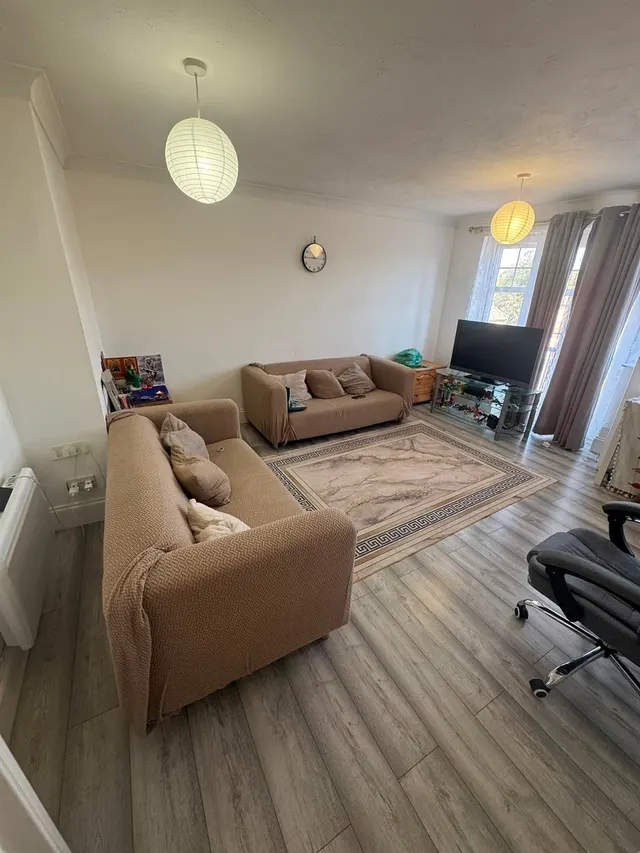 Photo 3 — Earls Meade, Luton