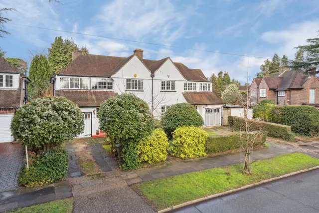 Evelyn Drive, Hatch End, HA5, photo 1