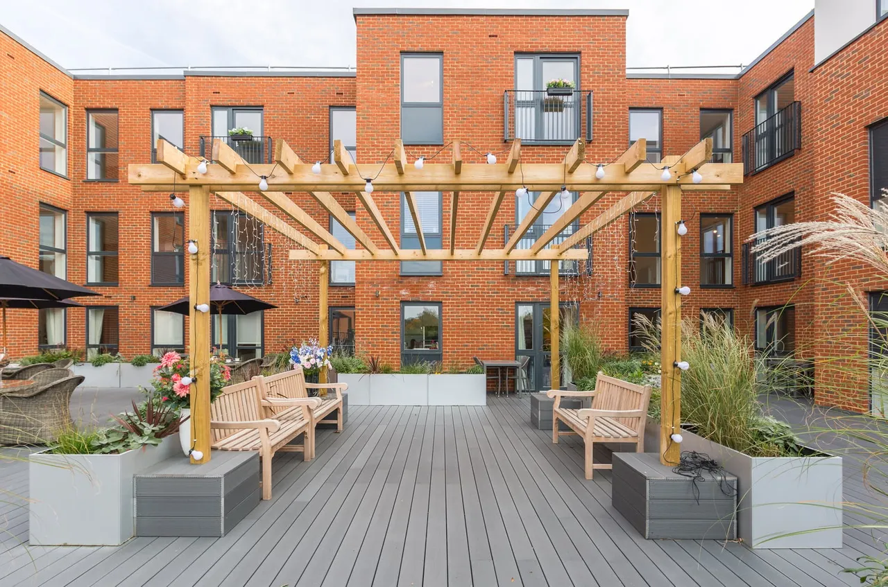 Holly Place, photo 2