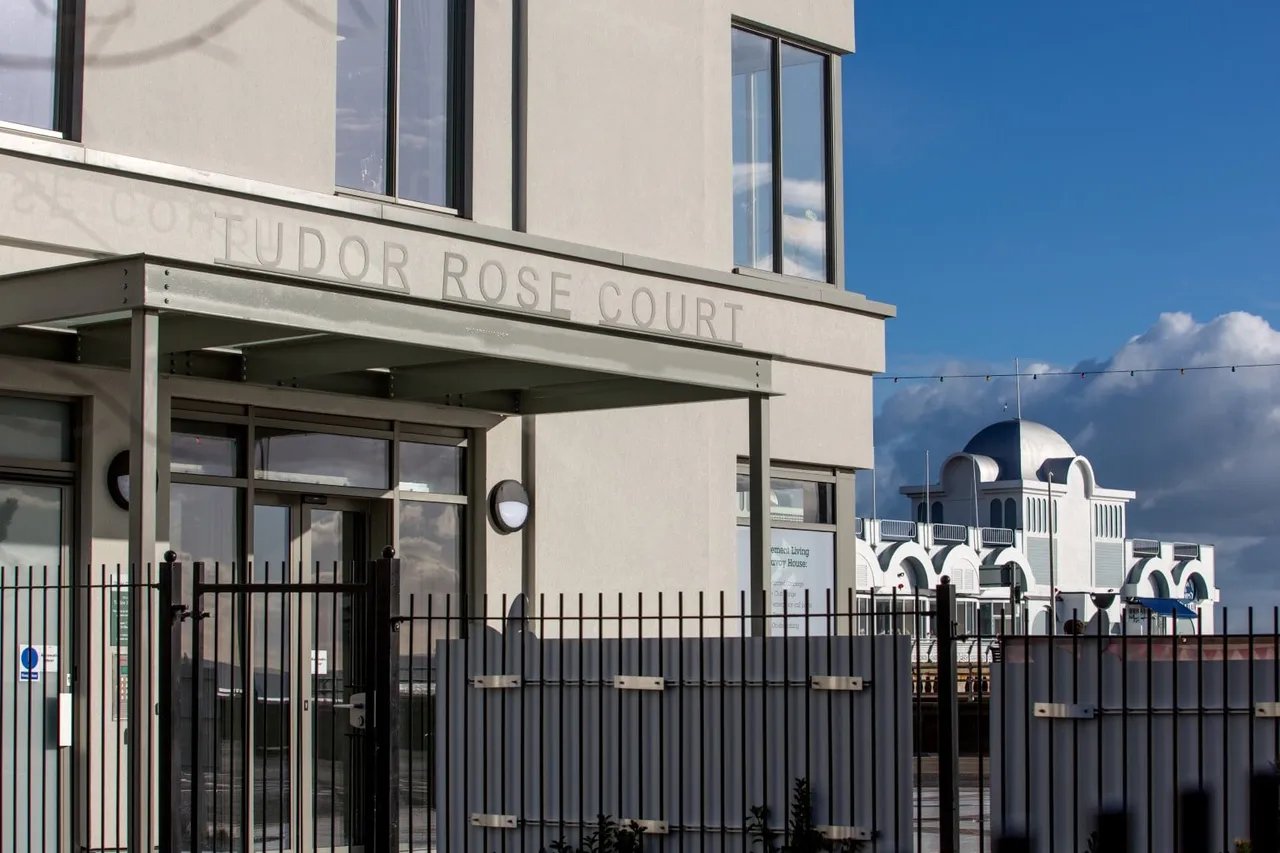 Tudor Rose Court, photo 3