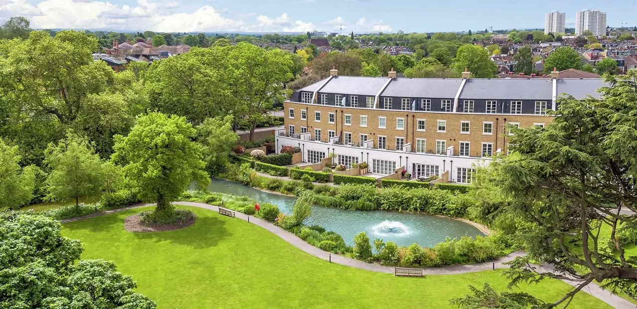 Fitzroy Gate, Isleworth: new homes by Berkeley Homes