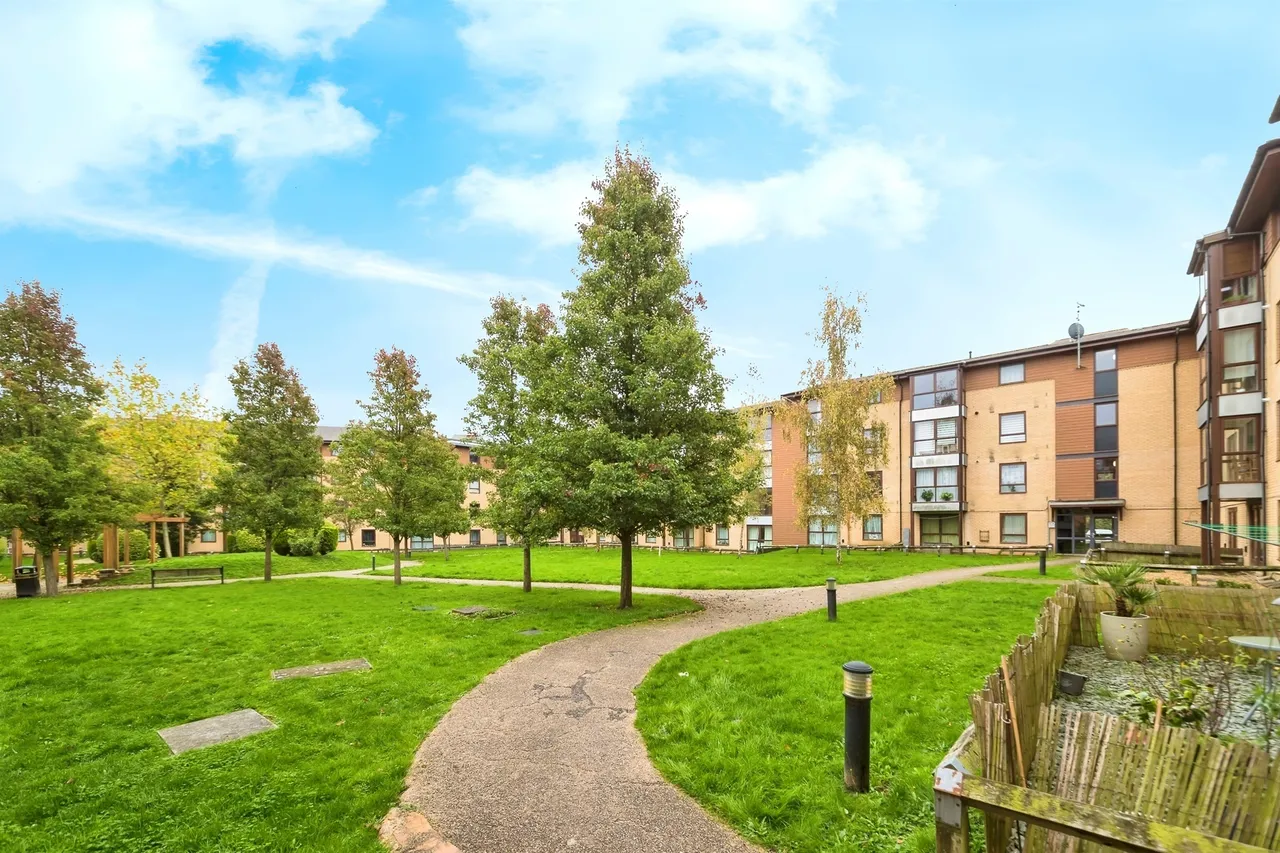 2 bed flat for sale — Commonwealth Drive, Crawley