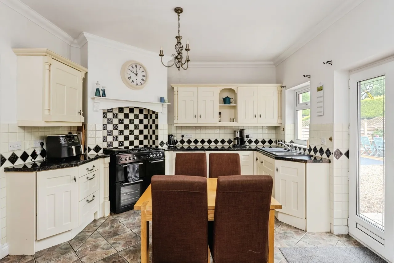 Kings Road, Llandybie, SA18, photo 8
