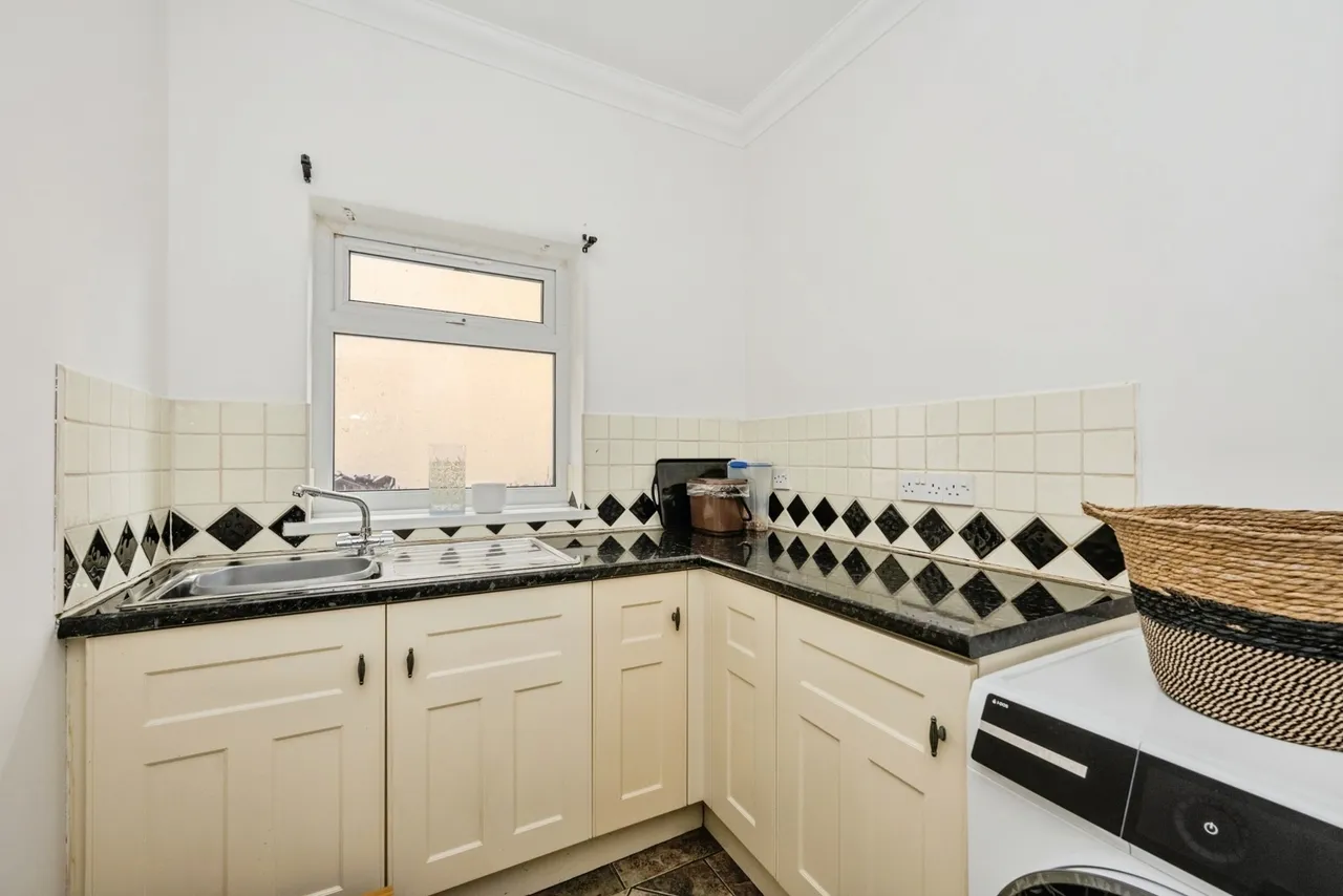 Kings Road, Llandybie, SA18, photo 11