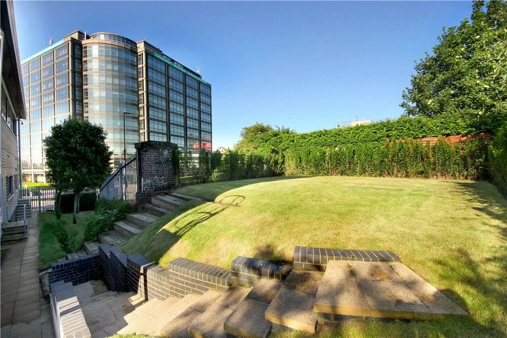 2 bed flat to rent, Manhattan Business Park, West Gate, W5