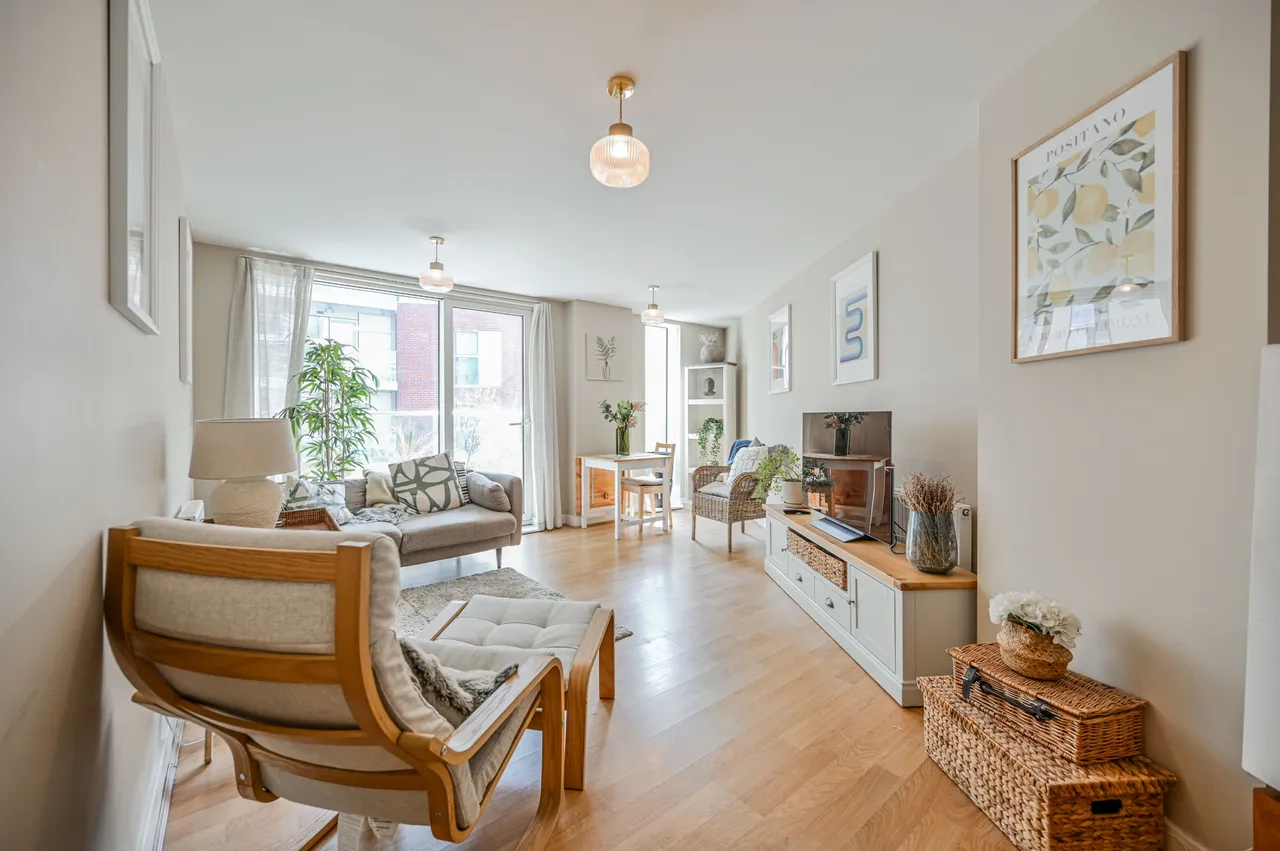 2 bed flat for sale — 9 Parkway Apartments, Goodchild Road, London