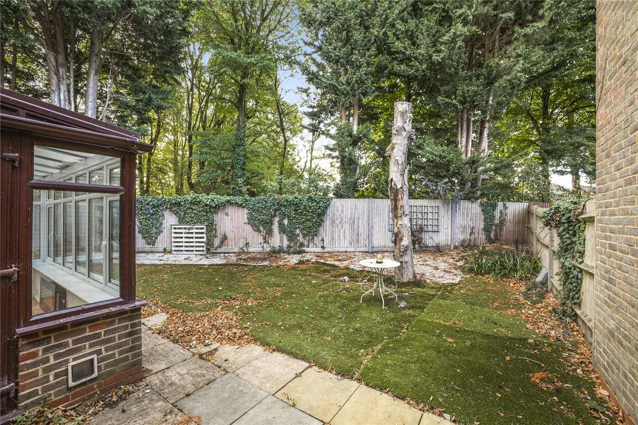 Cottesloe Close, Bisley, GU24, photo 17
