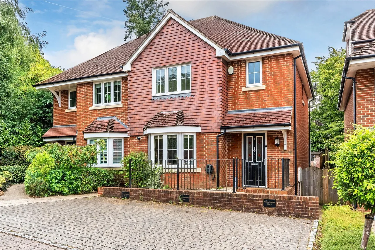 3 bed property for sale, Park Mews, Oxted, RH8