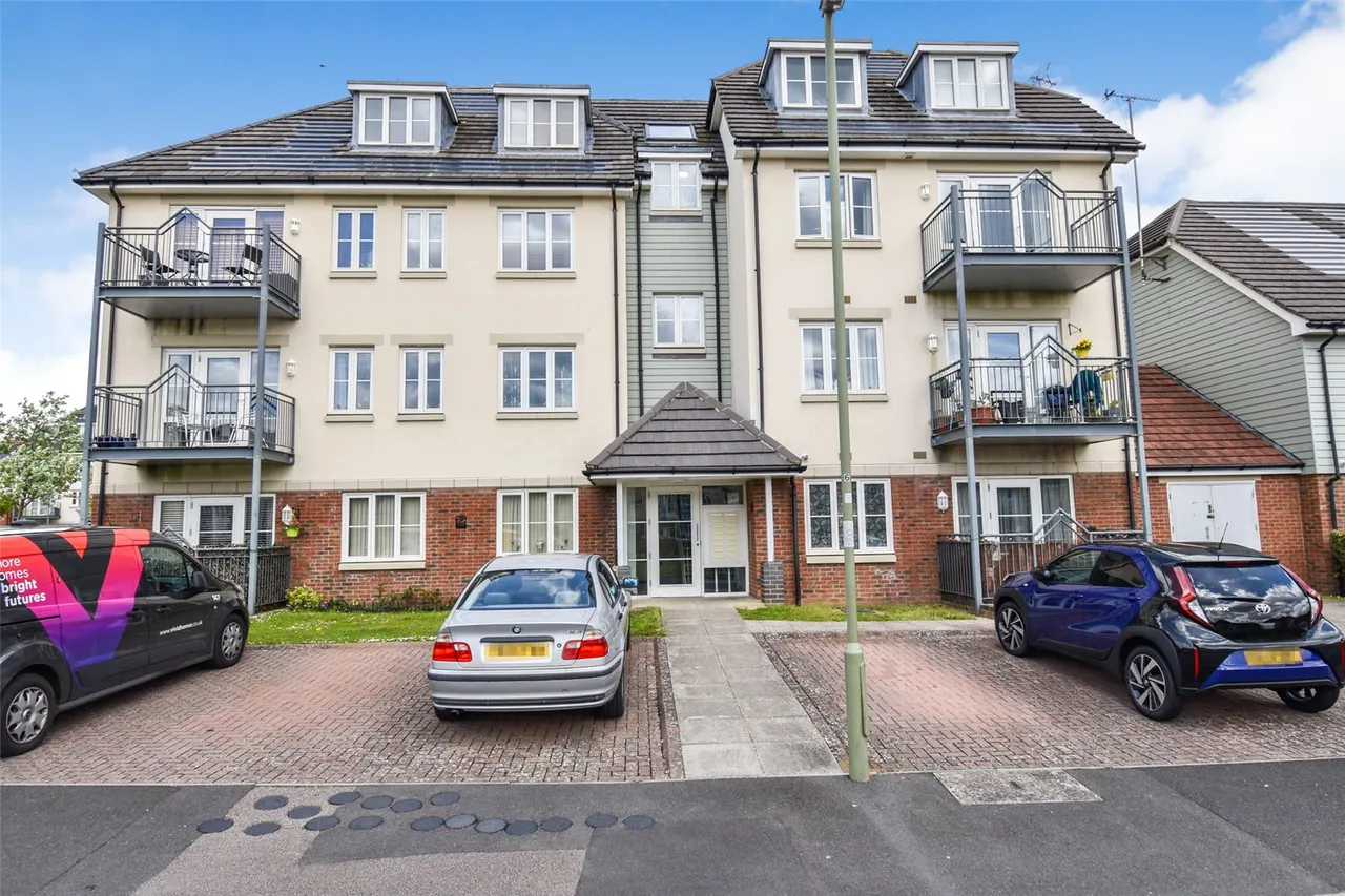 2 bed flat for sale — Coppice Square, Aldershot, Hampshire, GU12 4GD